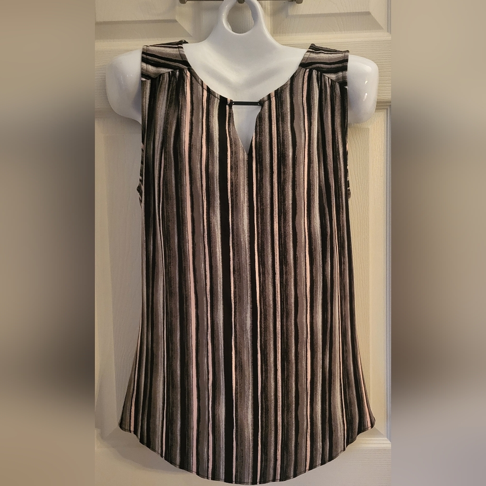 Torrid sleeveless v neck sleeveless top size 00 (M/10)